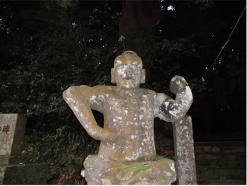 小林市　霧島岑神社入口の石像.JPG