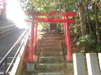 椎葉村4　椎葉厳島神社　参道階段脇稲荷神社.jpg