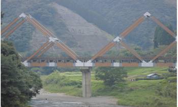 西米良村　木で完成した大きな橋２.jpg