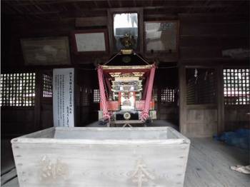 高岡町3　粟野神社　社殿中の神輿.jpg